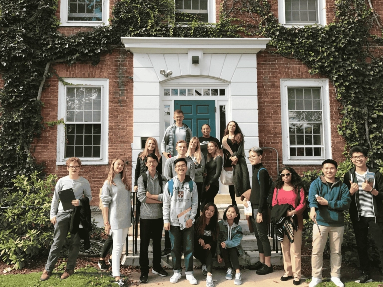 CATS Academy Boston門口紅磚建築學生組成國籍比多元