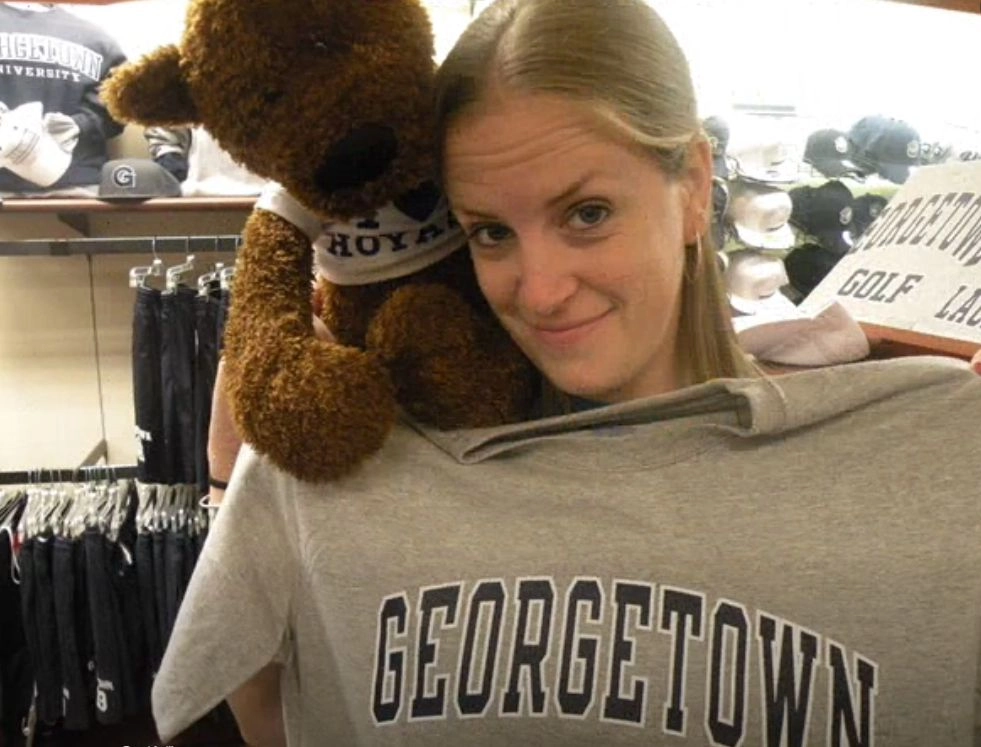 學生在Georgetown University紀念品店購買學校衣服、帽子、吉祥物熊