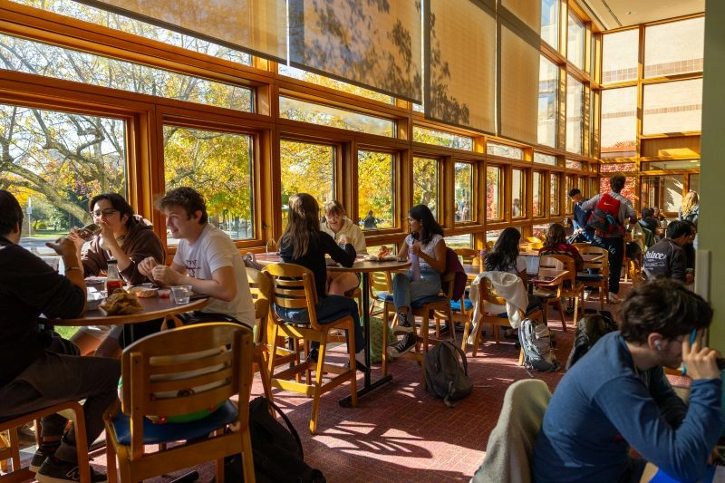 康乃爾大學校內餐廳用餐氛圍
