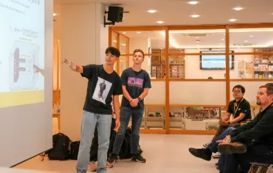 神戶加拿大學院學生進行課堂報告