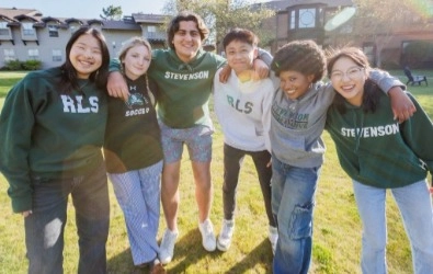 位於加州富人區的Stevenson School史蒂文森高中學生們沐浴在加州陽光下