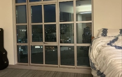 伯克利音樂學院宿舍夜景與溫馨雙人床鋪一隅
