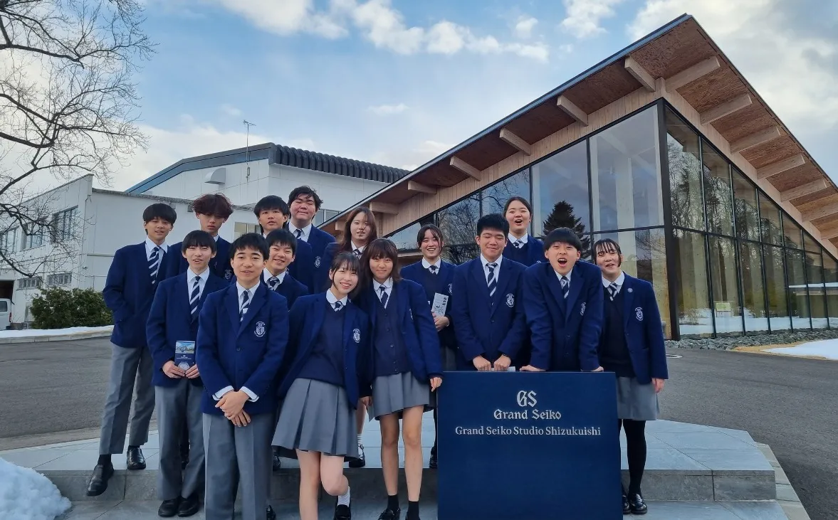 哈羅安比 Harrow Appi 學生在校舍前合影