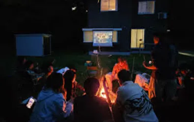 日本白馬國際學校Hakuba International School 夜晚師生圍著營火團聚