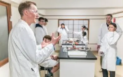 日本白馬國際學校Hakuba International School 實驗室裡師生穿實驗白袍上課