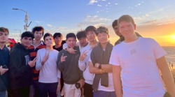 學生在校園內活動照片 2