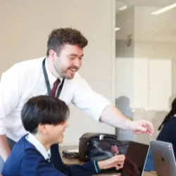 Rugby School 教師正在指導學生