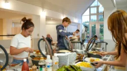 神戶加拿大學院自助式餐廳 學生享用營養餐點