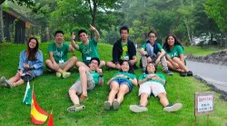 UWC ISAK JAPAN 國際學生 在草地上合影